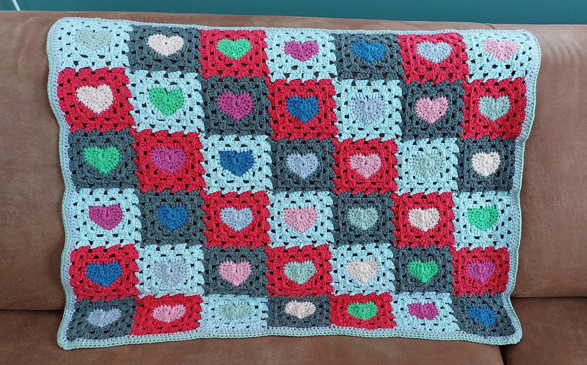 Gehaakt Haakpatroon granny square deken met hartjes ontworpen door Marjahaakt