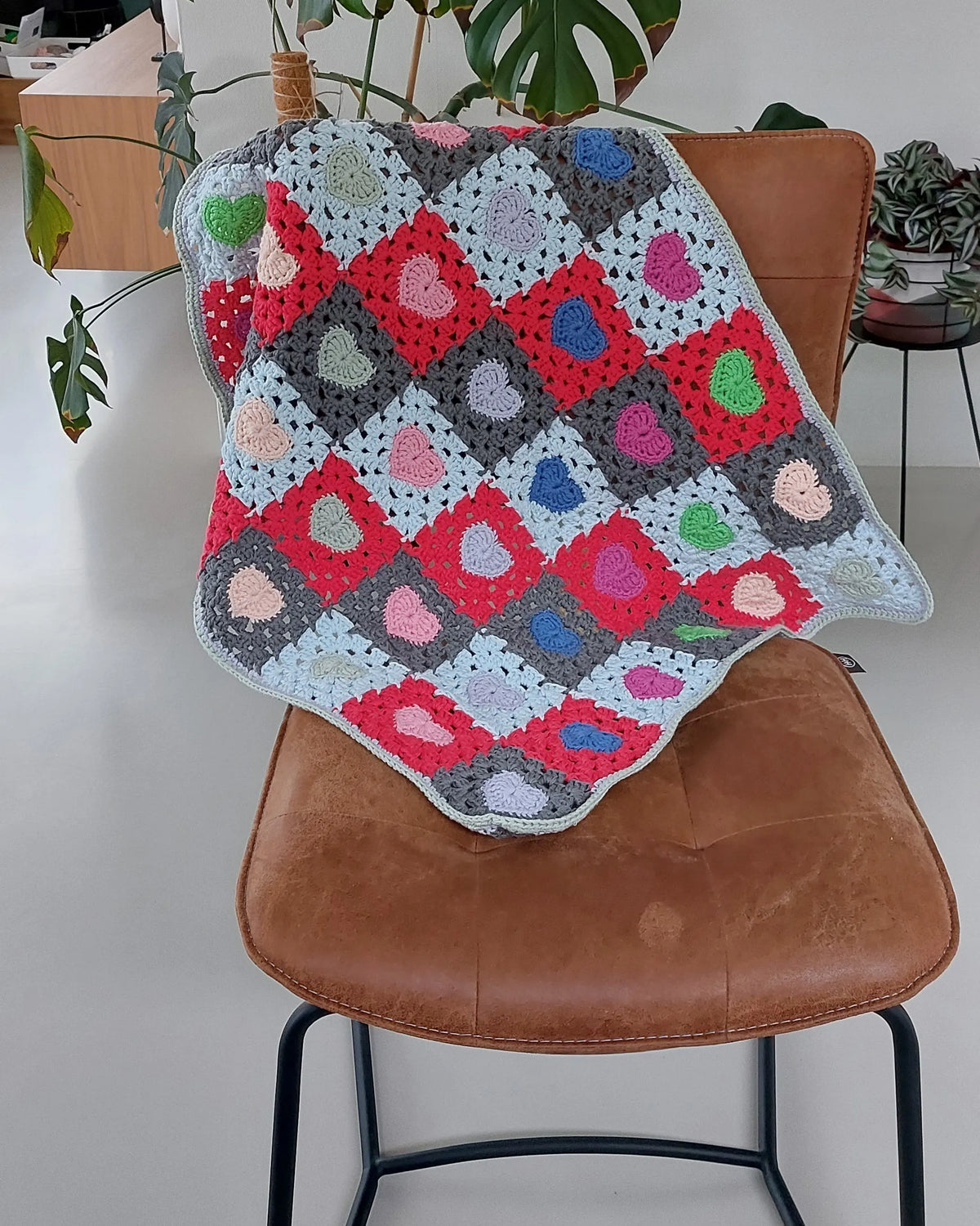 Gehaakt Haakpatroon granny square deken met hartjes ontworpen door Marjahaakt