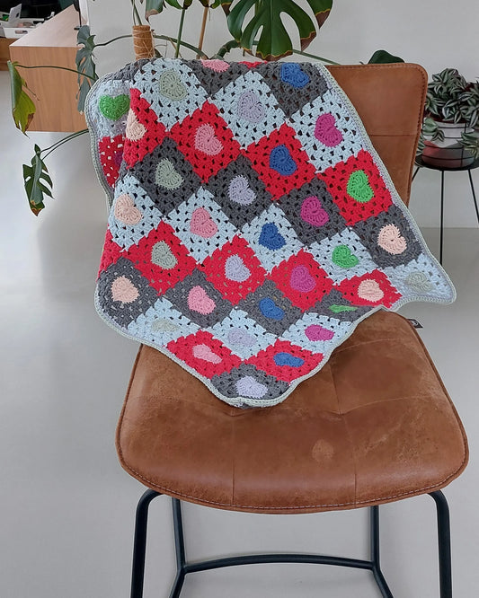 Gehaakt Haakpatroon granny square deken met hartjes ontworpen door Marjahaakt
