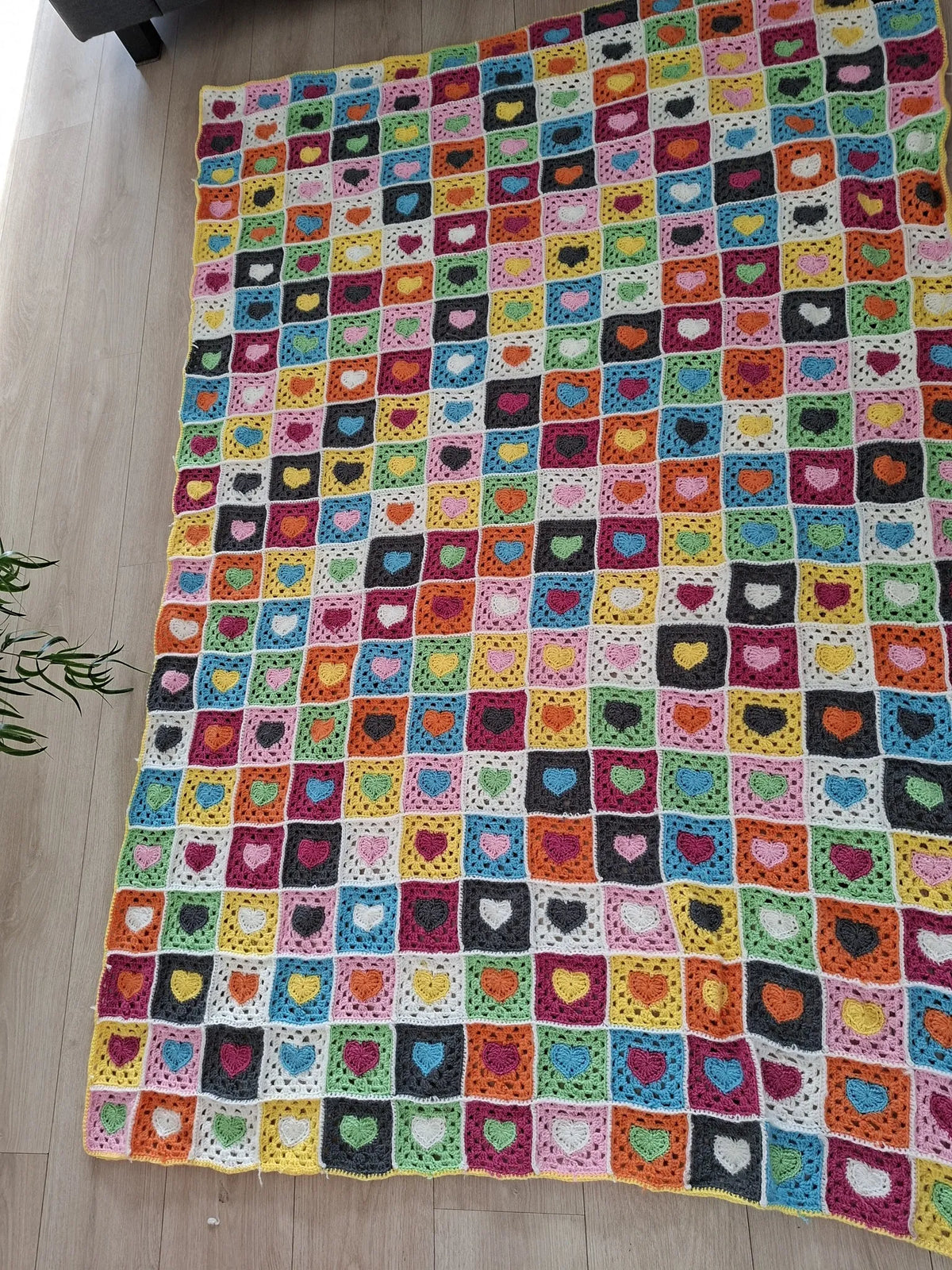 Gehaakt Haakpatroon granny square deken met hartjes ontworpen door Marjahaakt