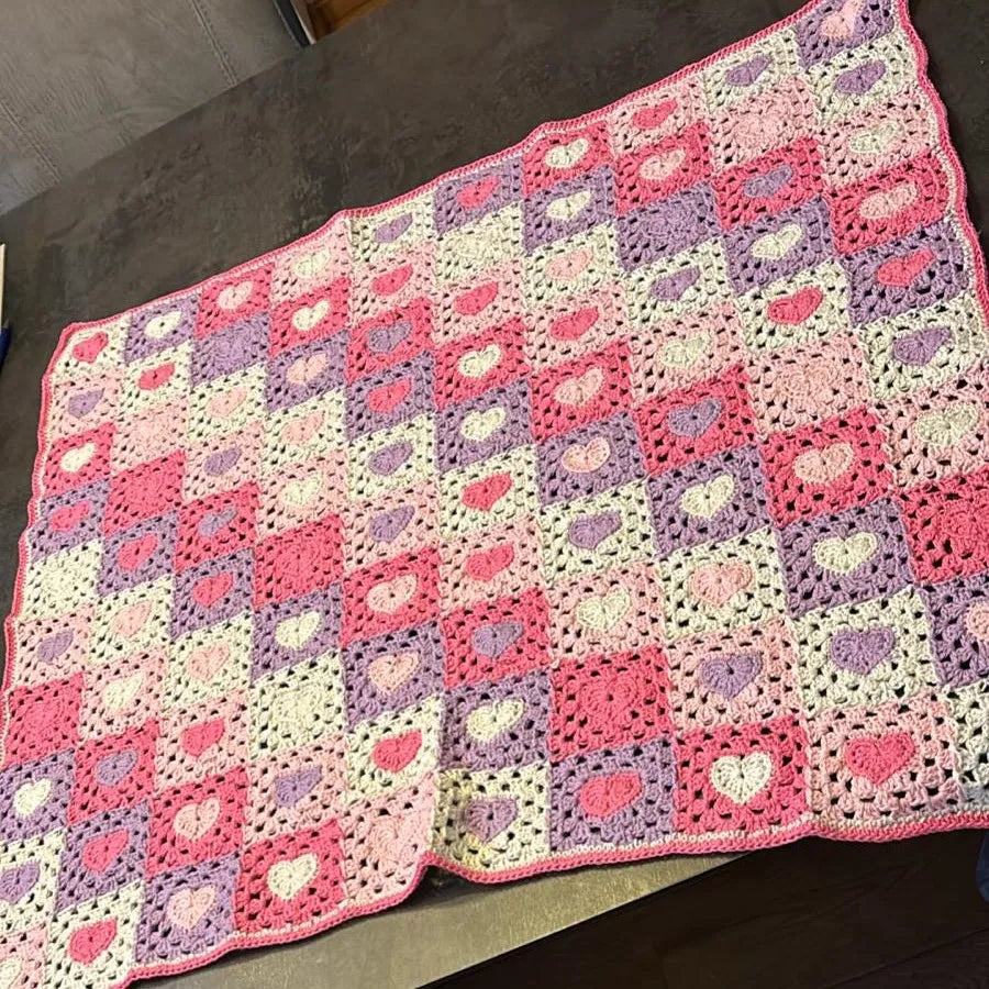 Gehaakt Haakpatroon granny square deken met hartjes ontworpen door Marjahaakt