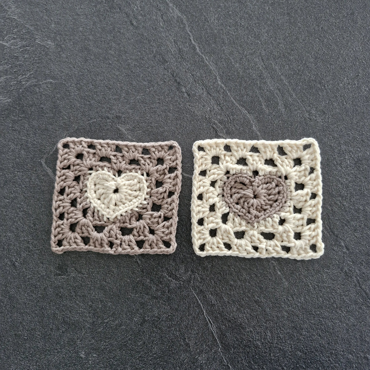 Gehaakt Haakpatroon granny square onderzetter met hartje ontworpen door Marjahaakt