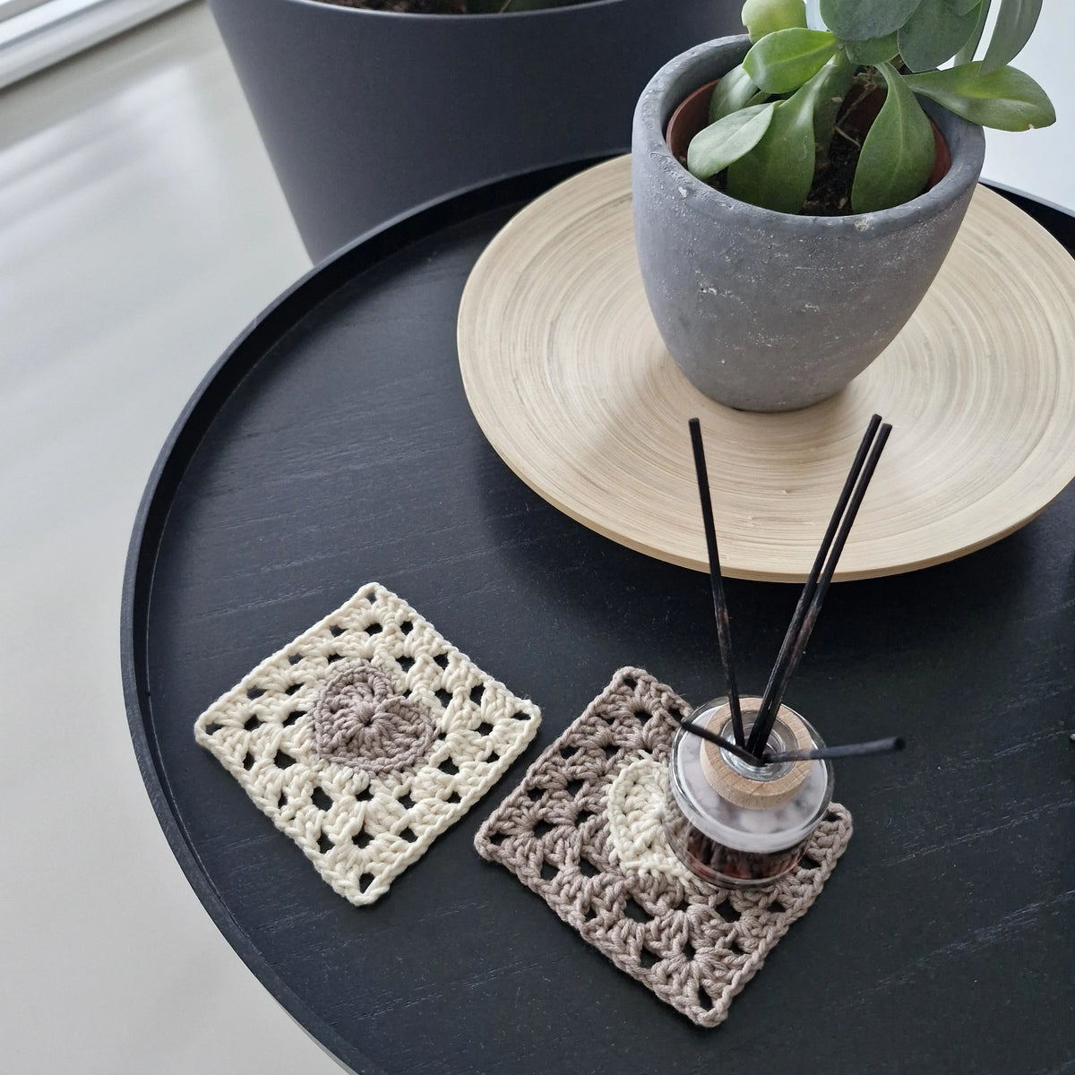 Gehaakt Haakpatroon granny square onderzetter met hartje ontworpen door Marjahaakt