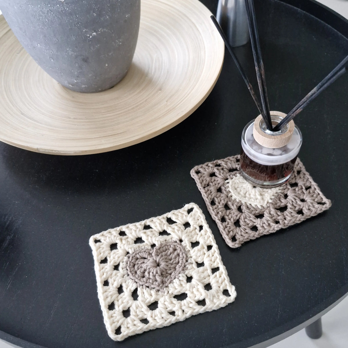 Gehaakt Haakpatroon granny square onderzetter met hartje ontworpen door Marjahaakt