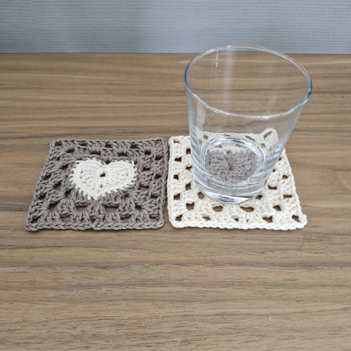 Gehaakt Haakpatroon granny square onderzetter met hartje ontworpen door Marjahaakt