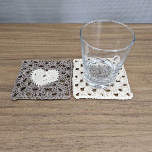 Gehaakt Haakpatroon granny square onderzetter met hartje ontworpen door Marjahaakt