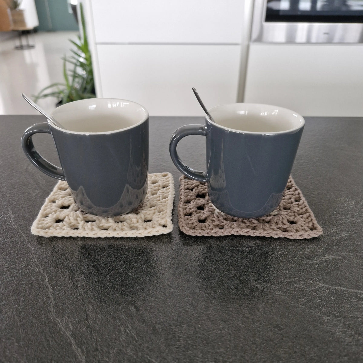 Gehaakt Haakpatroon granny square onderzetter met hartje ontworpen door Marjahaakt
