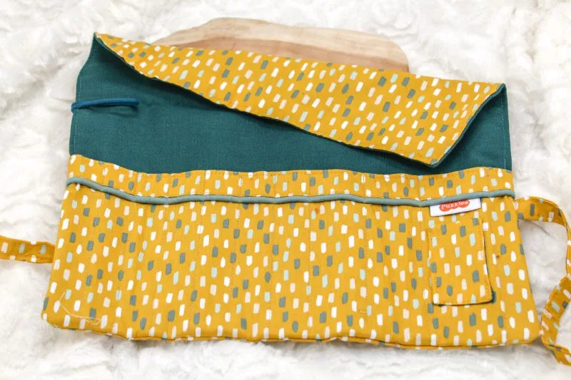 Haaknaalden etui gemaakt door Pukkiez in kleur Gele stippen, afgemaakt met groene stof