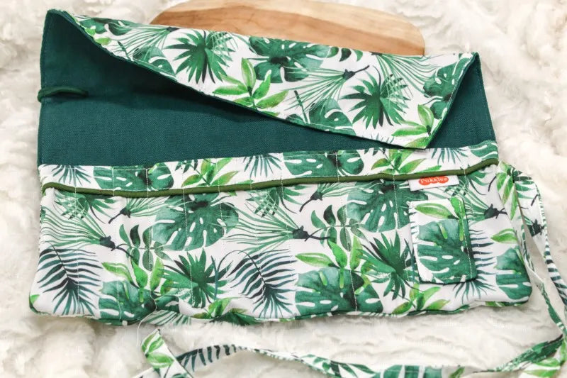 Haaknaalden etui gemaakt door Pukkiez in kleur Monstera, afgemaakt met groene stof