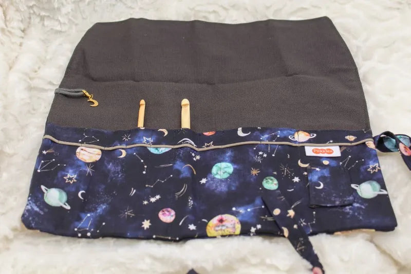 Haaknaalden etui gemaakt door Pukkiez in kleur Planeten, afgemaakt met donkergrijze stof
