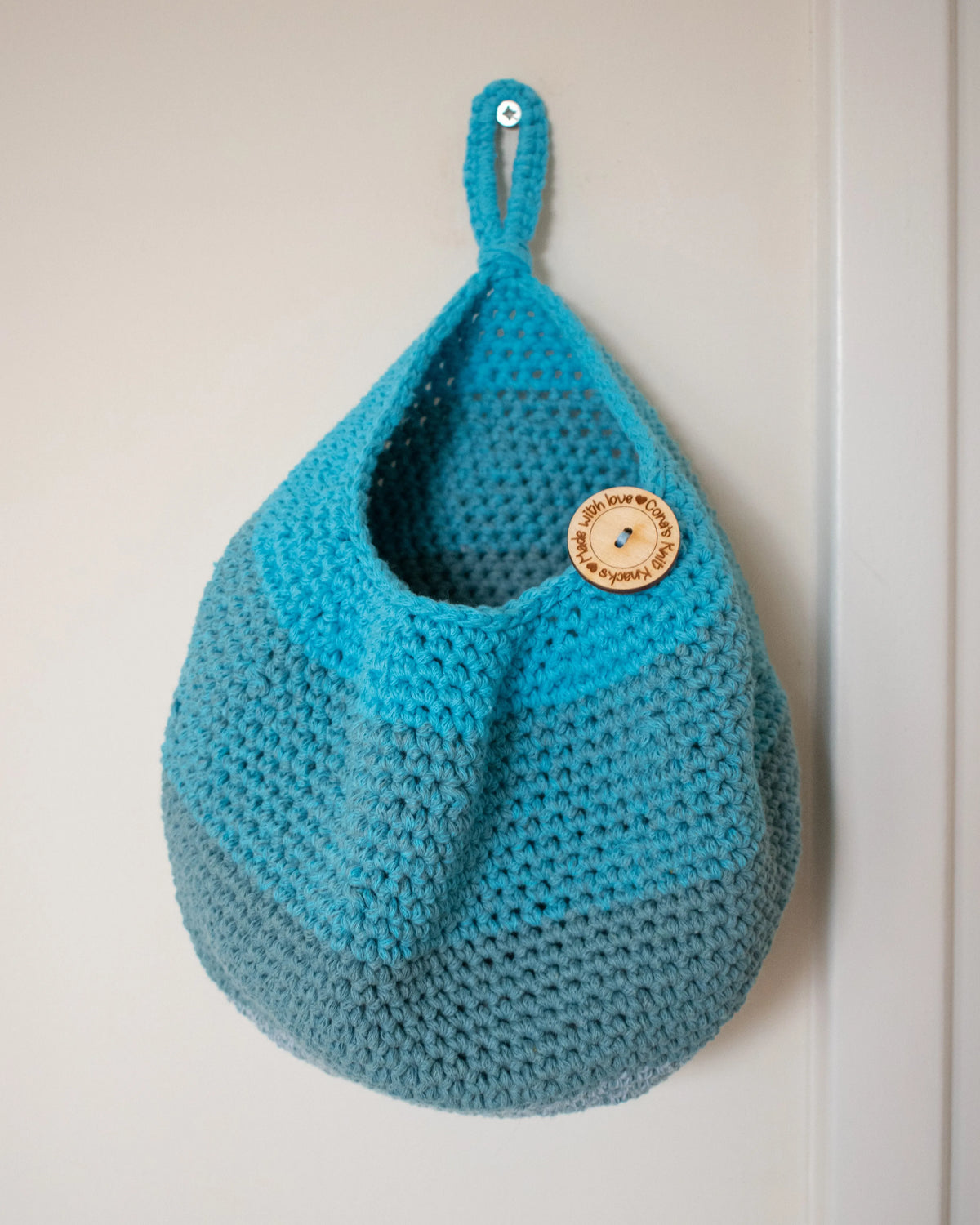 Blauwe gehaakte hangmand gemaakt met Haakpatroon hangmand Wave ontworpen door Cora's Knit Knacks
