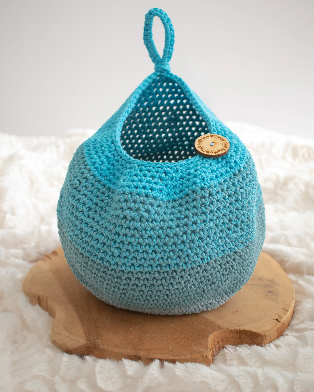 Blauwe gehaakte hangmand gemaakt met Haakpatroon hangmand Wave ontworpen door Cora's Knit Knacks