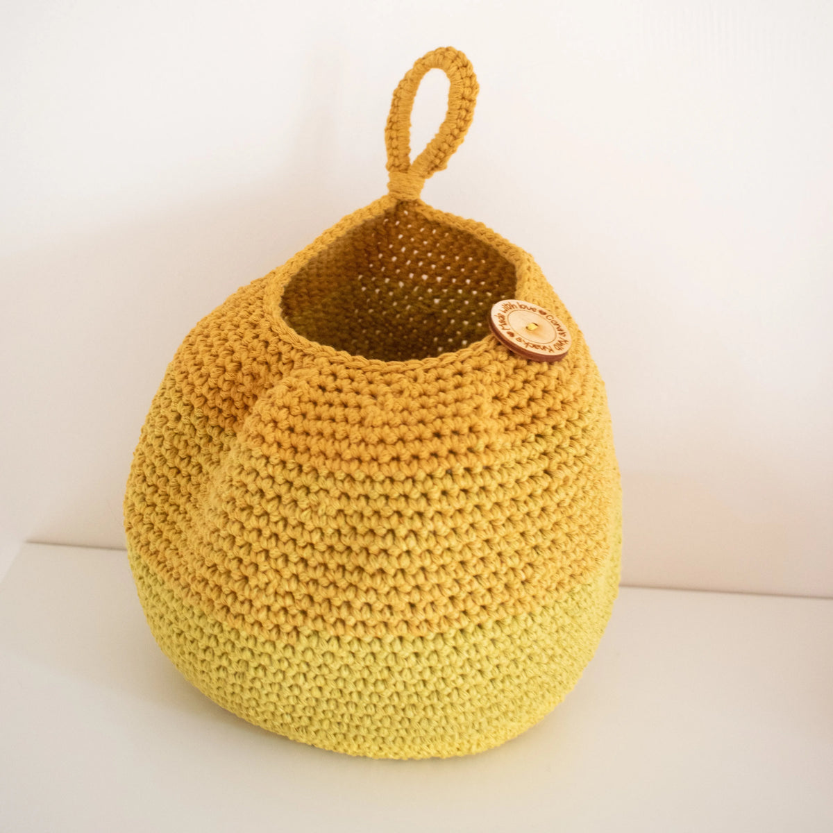 Gele gehaakte hangmand gemaakt met Haakpatroon hangmand Wave ontworpen door Cora's Knit Knacks