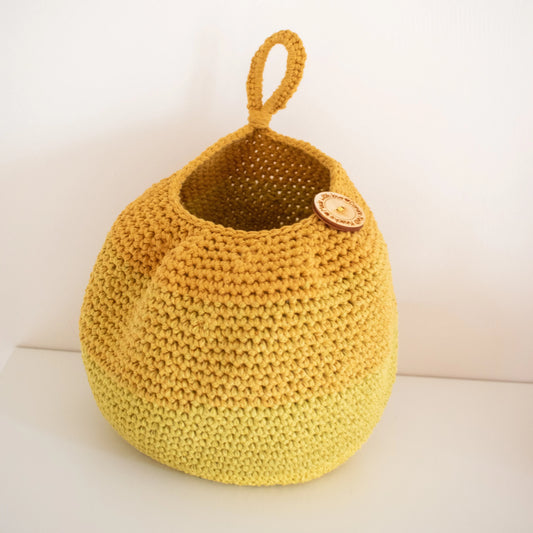 Gele gehaakte hangmand gemaakt met Haakpatroon hangmand Wave ontworpen door Cora's Knit Knacks