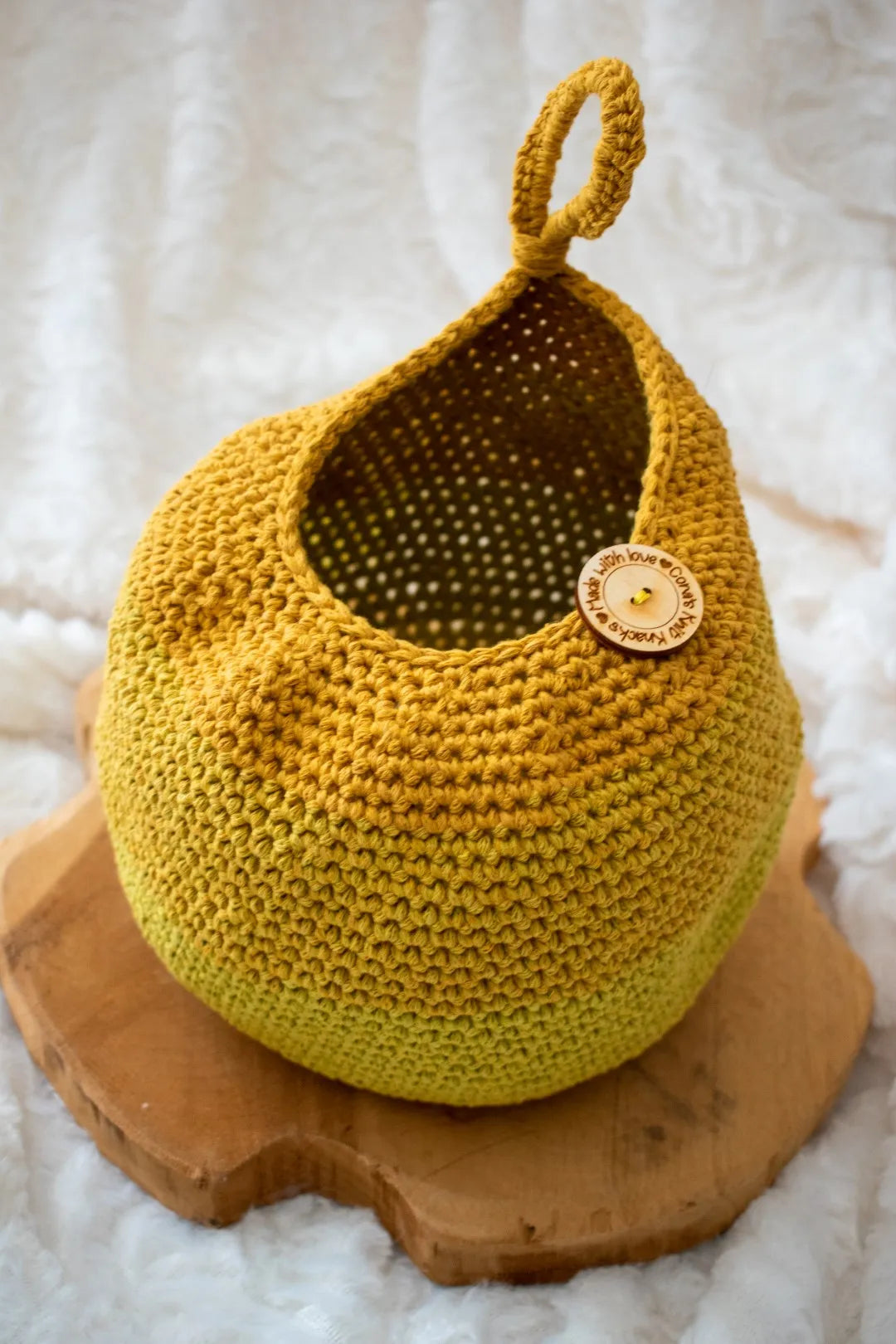Gele gehaakte hangmand gemaakt met Haakpatroon hangmand Wave ontworpen door Cora's Knit Knacks