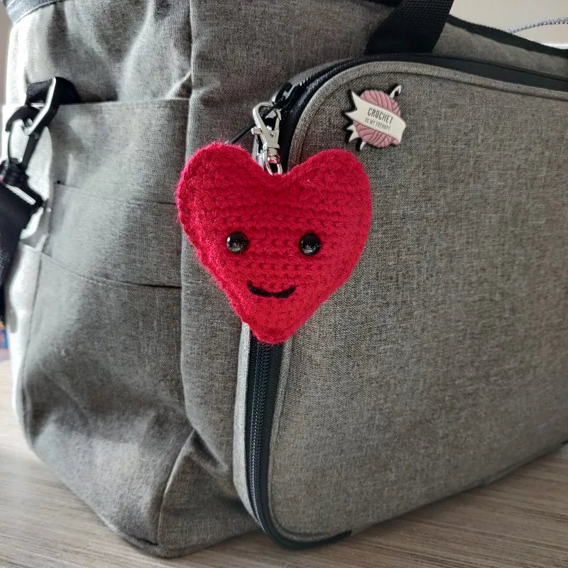 Gehaakt Haakpatroon Happy Heart sleutelhanger ontworpen door Cora's Knit Knacks, rode sleutelhanger gehaakt door tester Dorien