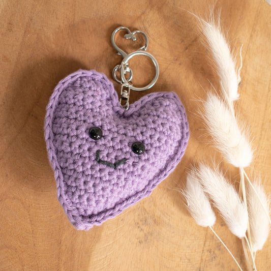 Lichtpaarse gehaakte sleutelhanger gemaakt met Haakpatroon Happy Heart sleutelhanger ontworpen door Cora's Knit Knacks