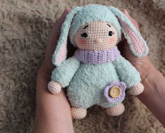 Gehaakt Haakpatroon Honeybun popje ontworpen door LarissDesigns