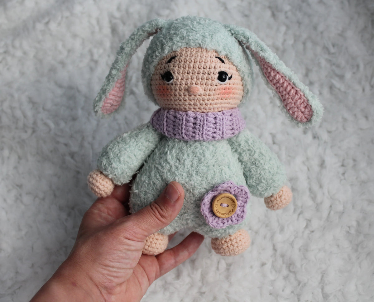 Gehaakt Haakpatroon Honeybun popje ontworpen door LarissDesigns