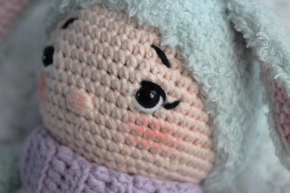 Gehaakt Haakpatroon Honeybun popje ontworpen door LarissDesigns