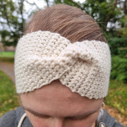 Gehaakt Haakpatroon hoofdband Clara ontworpen door Cora's Knit Knacks