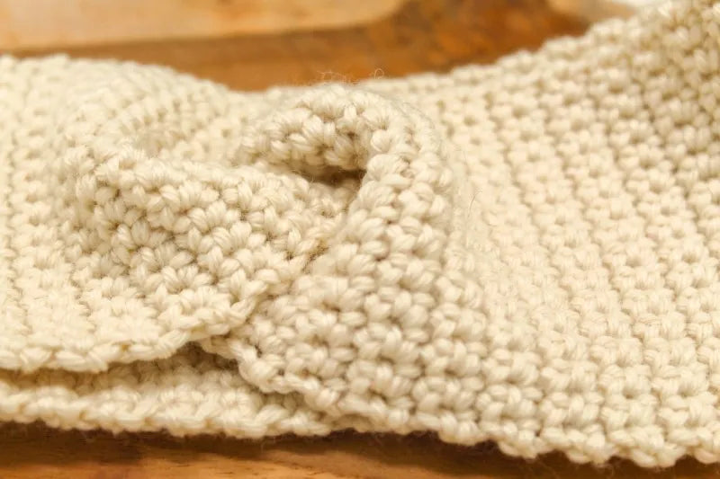 Gehaakt Haakpatroon hoofdband Clara ontworpen door Cora's Knit Knacks