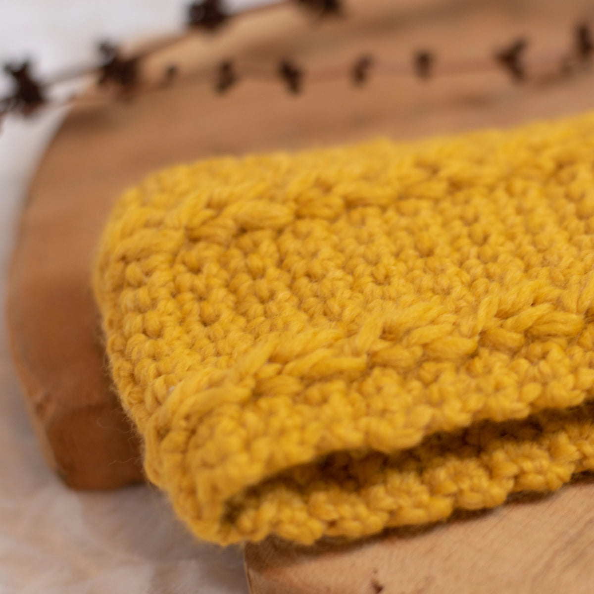 Close up van Gehaakt Haakpatroon hoofdband Merel ontworpen door Cora's Knit Knacks