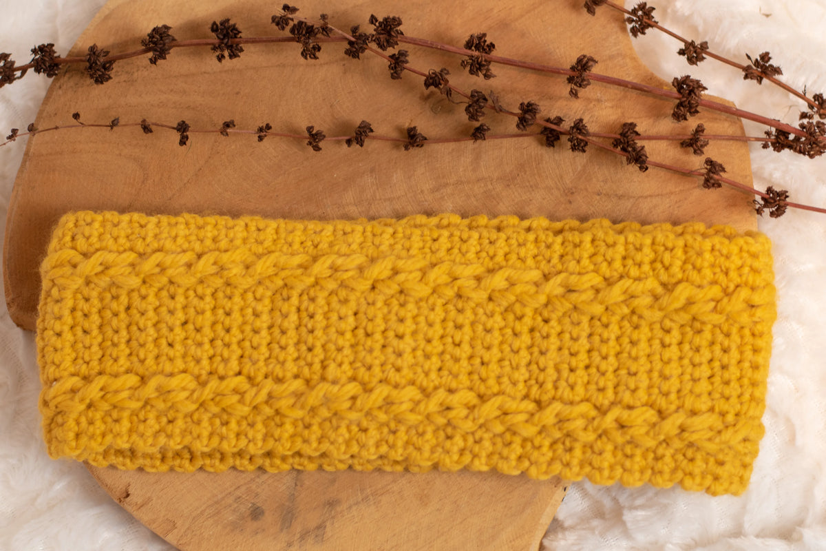 Gele gehaakte hoofdband gemaakt met Haakpatroon hoofdband Merel ontworpen door Cora's Knit Knacks