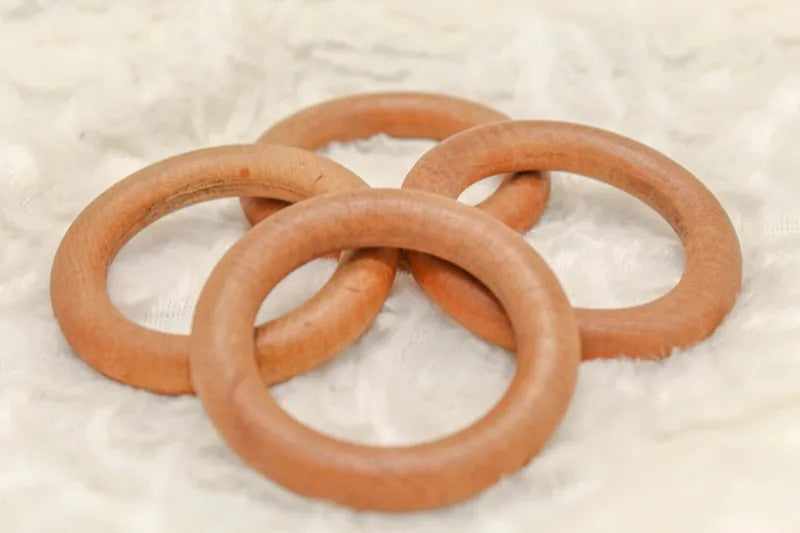 Meerdere houten ringen bij elkaar op een witte ondergrond