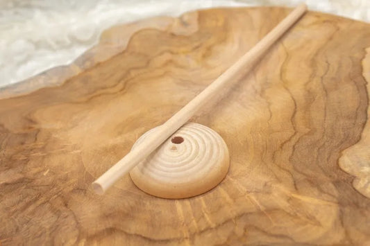 Houten stokje met voetje: houten stok met ronde schijfvoet op houten plank