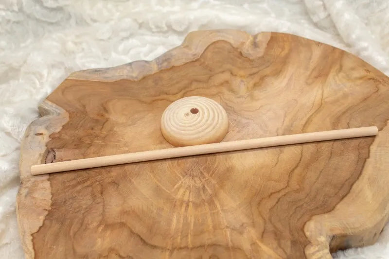 Houten stokje met voetje: lange houten stok met ronde houten voet op plank