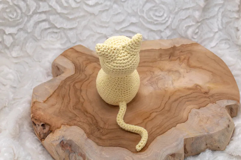 Achteraanzicht van gehaakt Haakpatroon kat Lumi ontworpen door Cora's Knit Knacks