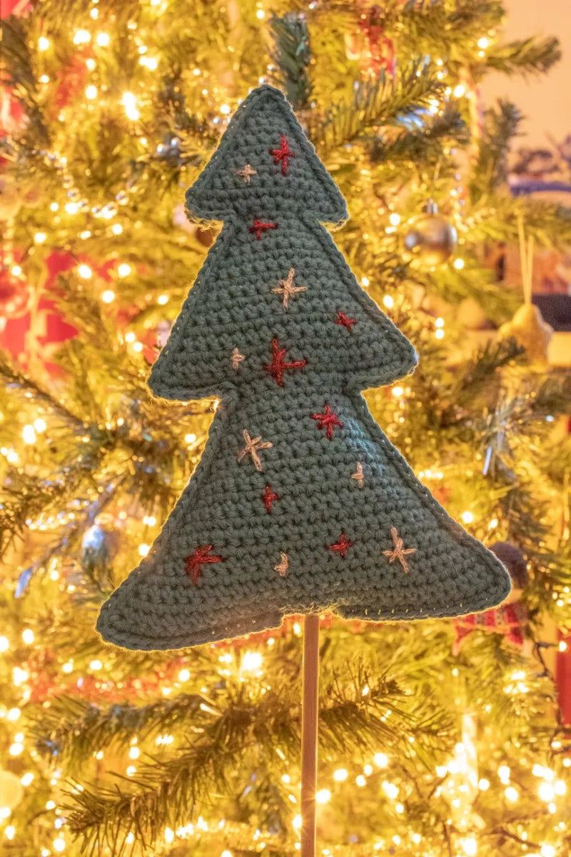 Houten stokje met voetje: gehaakte kerstboom op houten stokje