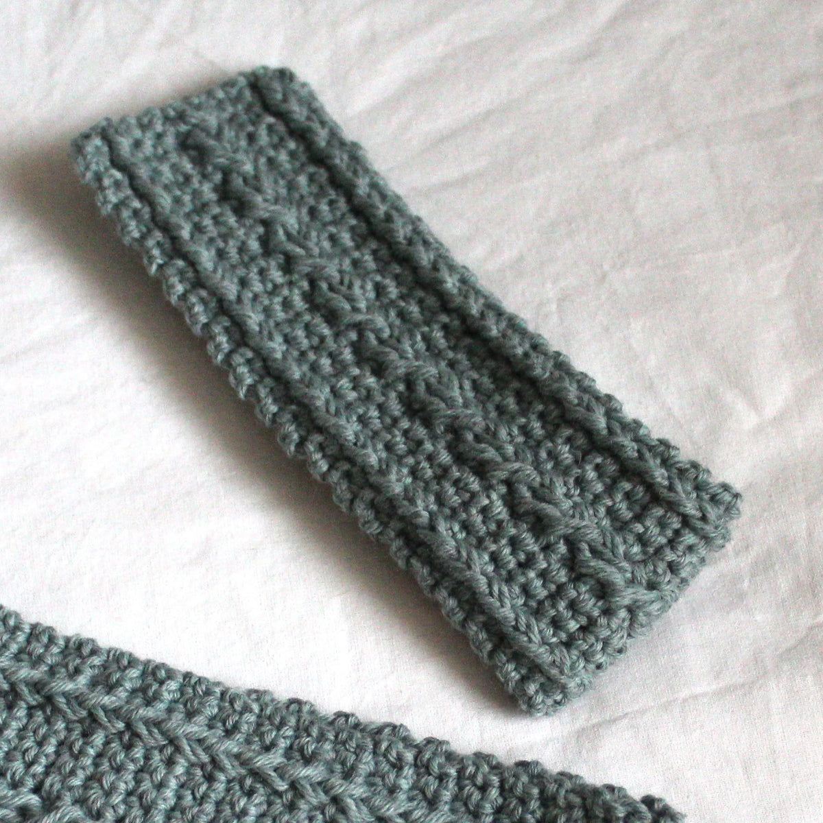 Gehaakt Haakpatroon kinderhoofdband Musje ontworpen door Cora's Knit Knacks