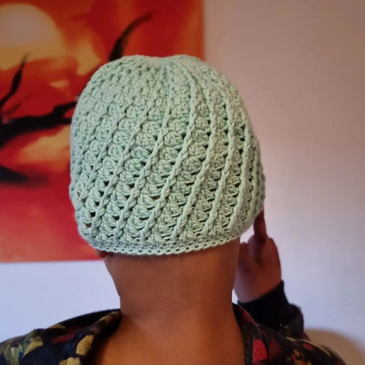 Gehaakt Haakpatroon kindermuts Twisty ontworpen door Cora's Knit Knacks