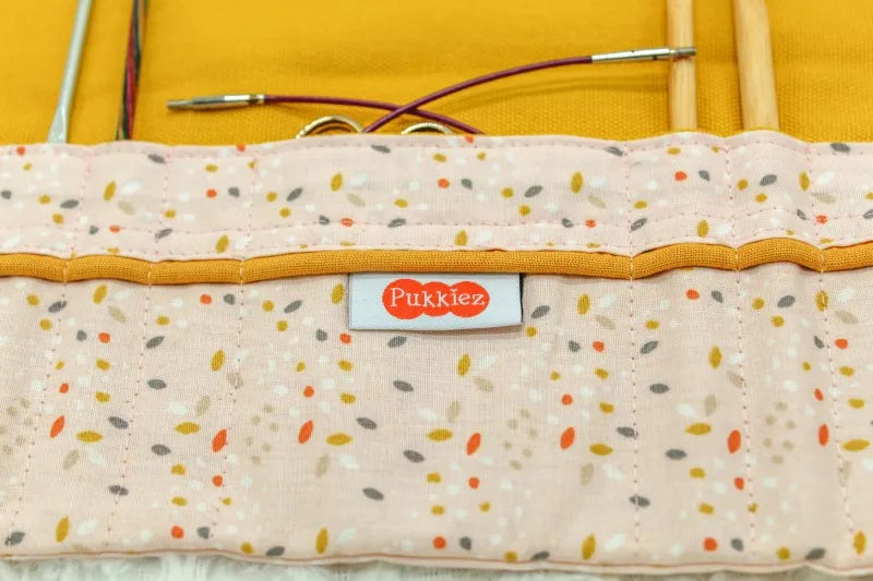 Close up van de binnenkant van de kleine haaknaalden etui gemaakt door Pukkiez