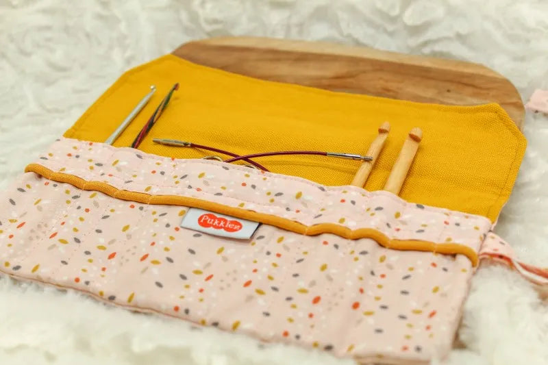 Kleine haaknaalden etui gemaakt door Pukkiez in kleur roze stippen