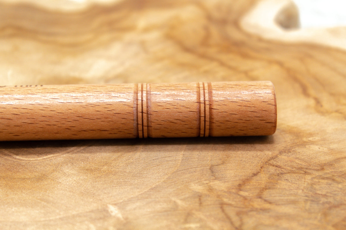 Close up van de achterkant van de jumbo beukenhouten haaknaald van KnitPro, Birch 20 mm haaknaald