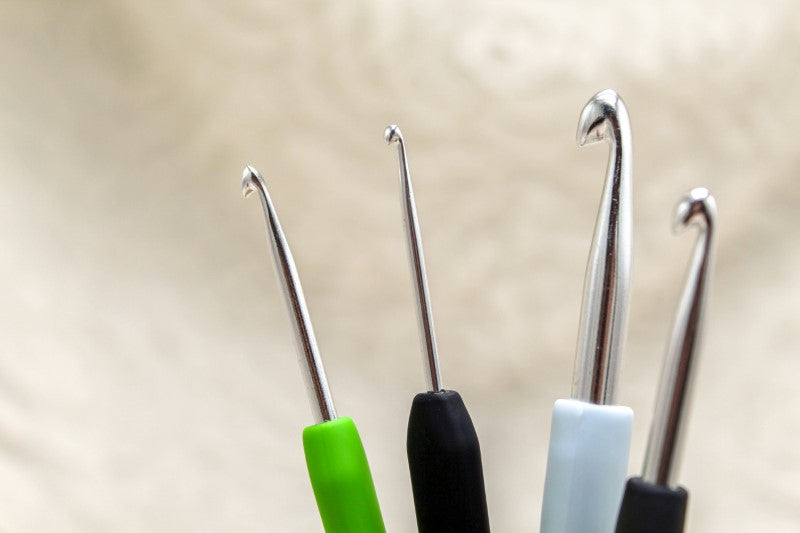 Zijaanzicht van de KnitPro Softgrip en Waves haaknaalden