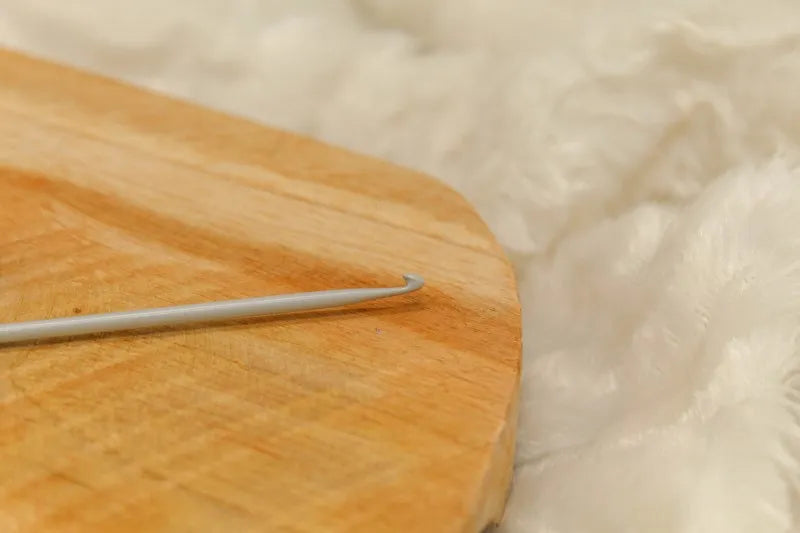 Zijaanzicht van de dunne tunische haaknaald van KnitPro