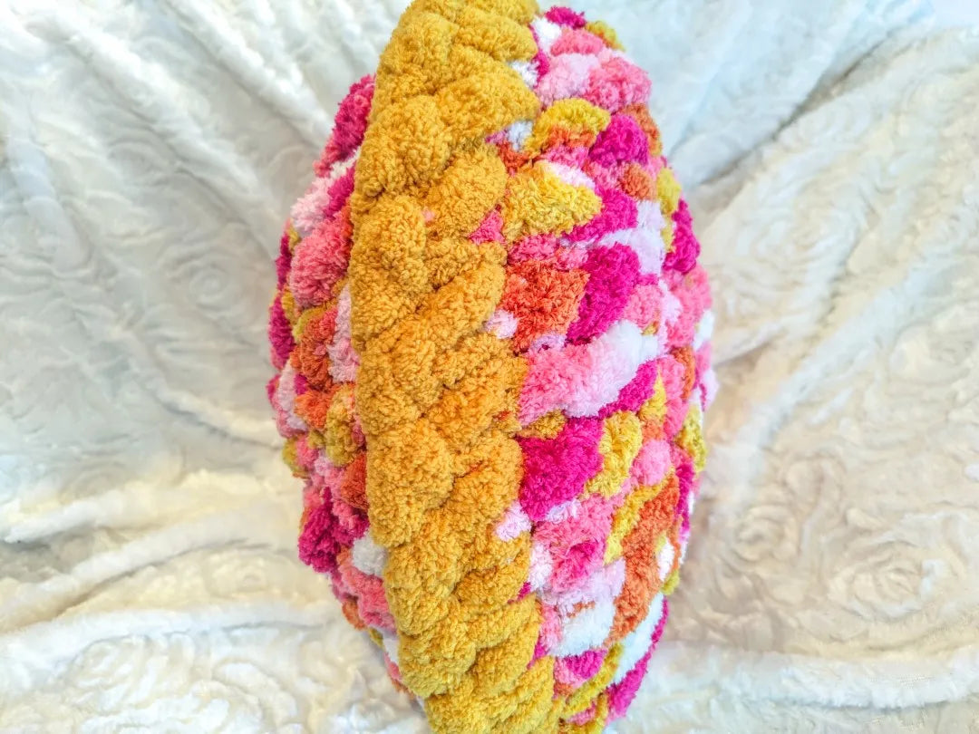 Zijkant van gehaakt Haakpatroon kussen Droom ontworpen door Cora's Knit Knacks