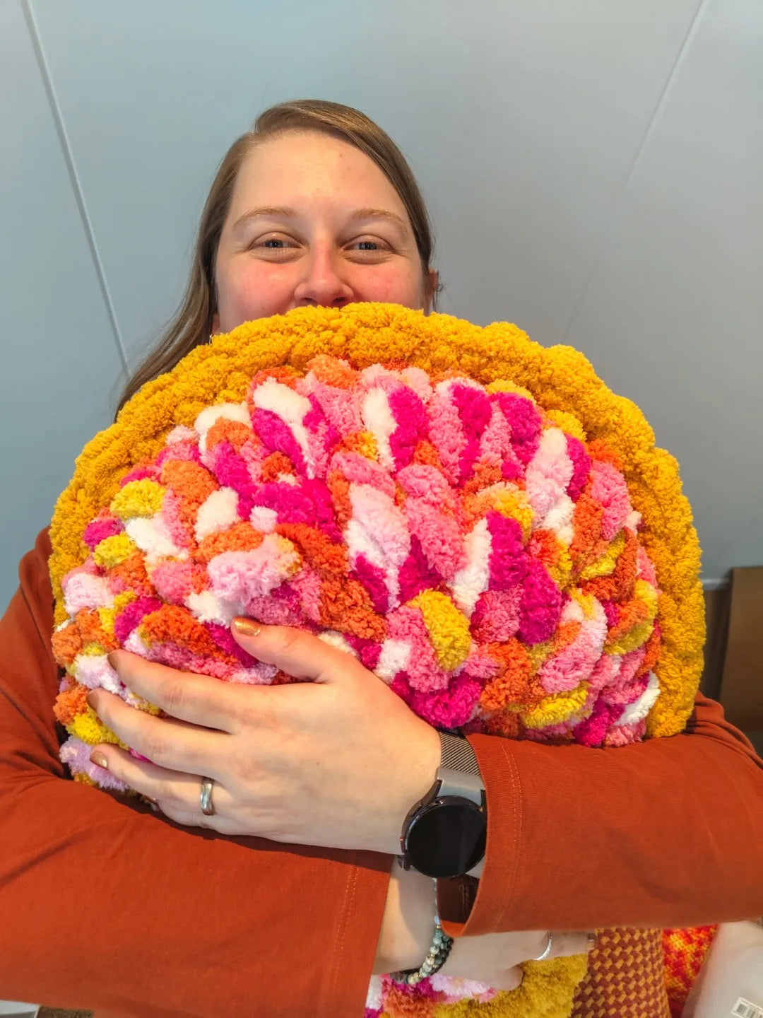 Gehaakt Haakpatroon kussen Droom ontworpen door Cora's Knit Knacks, vastgehouden door een vrouw (Cora)