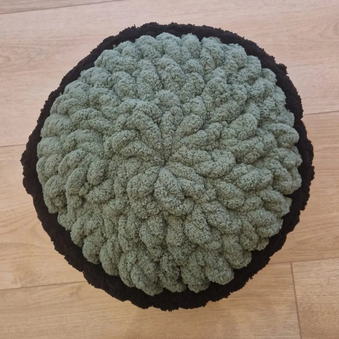 Gehaakt Haakpatroon kussen Droom ontworpen door Cora's Knit Knacks, gehaakt door klant Daisy in donkergroen en zwart