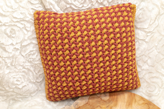 Gehaakt Haakpatroon kussen Lizzie ontworpen door Cora's Knit Knacks, kussen Lizzie gehaakt in okergeel en donkeroranje