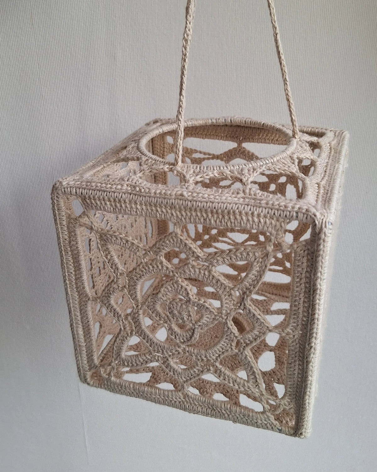 Voorkant van gehaakt Haakpatroon lampion Liora ontworpen door Haaksels en breisels