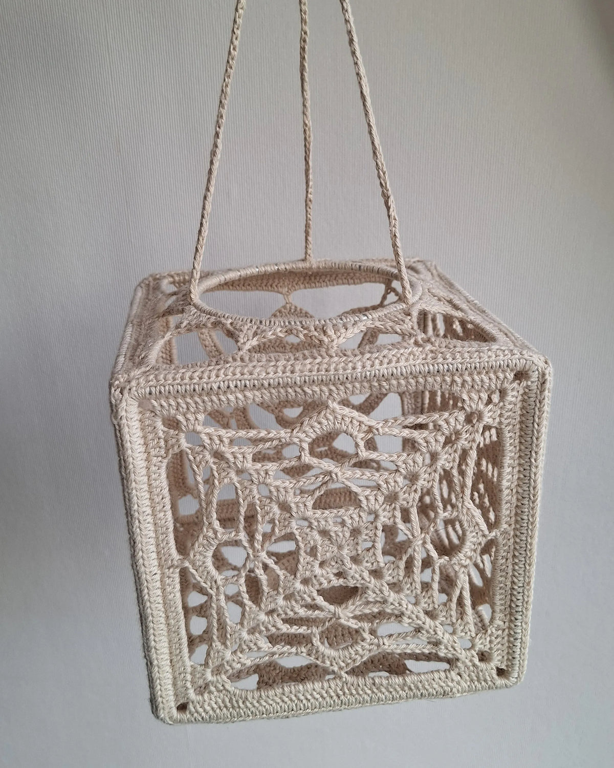 Achterkant van gehaakt Haakpatroon lampion Liora ontworpen door Haaksels en breisels