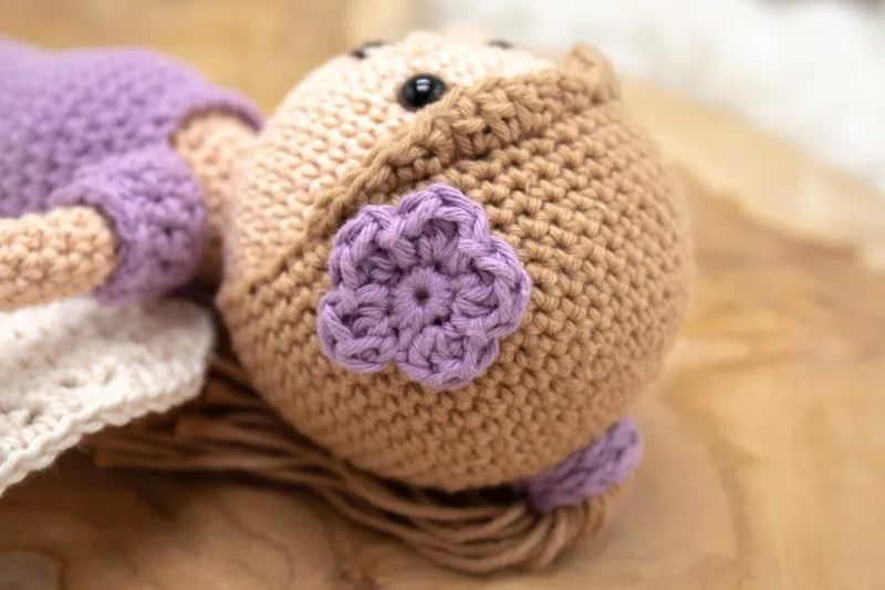 Close up van het gehaakte Haakpatroon lentefee Fleur ontworpen door Cora's Knit Knacks