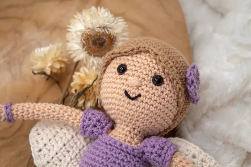 Close up van het gehaakte Haakpatroon lentefee Fleur ontworpen door Cora's Knit Knacks