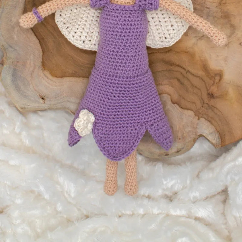 Close up van het gehaakte Haakpatroon lentefee Fleur ontworpen door Cora's Knit Knacks