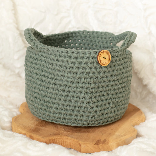 Donkergroene gehaakte mand gemaakt met Haakpatroon mand Maartje ontworpen door Cora's Knit Knacks